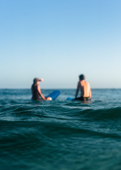 两个冲浪者海水白天
